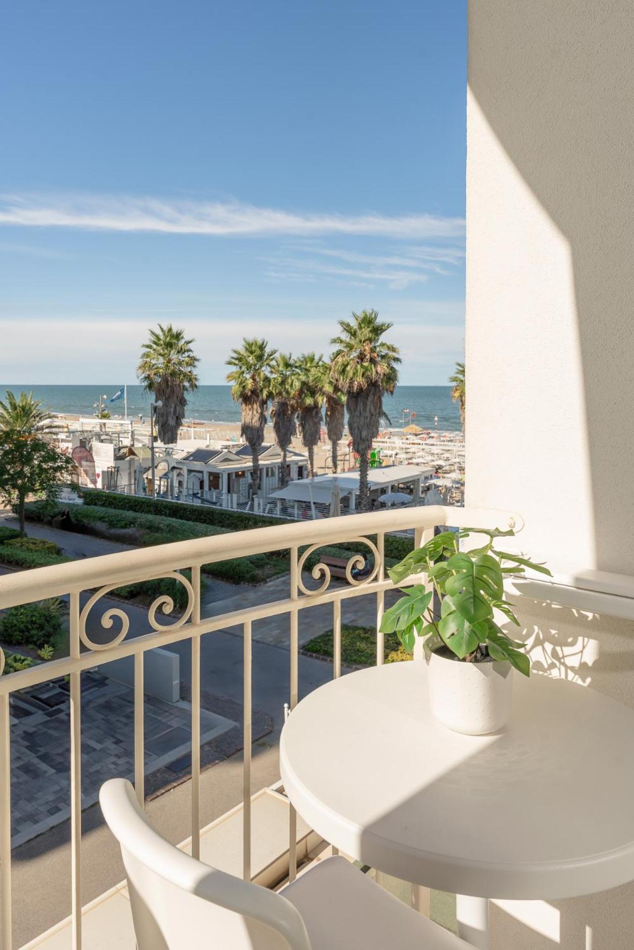 Hotel Ca' Bianca Riccione Eksteriør billede